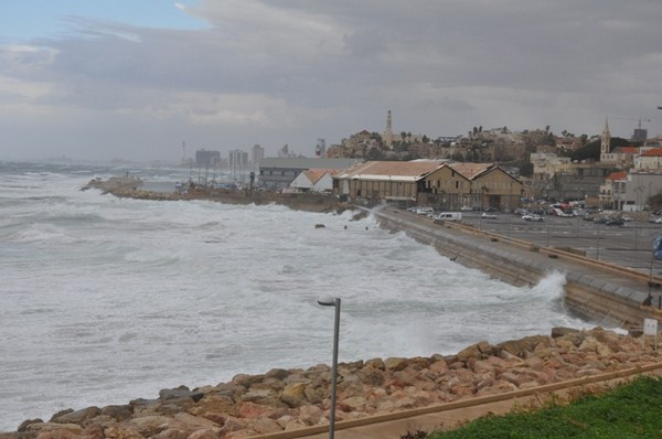 بالصور: عين على مدينة يافا وسط الأمطار والأجواء العاصفة